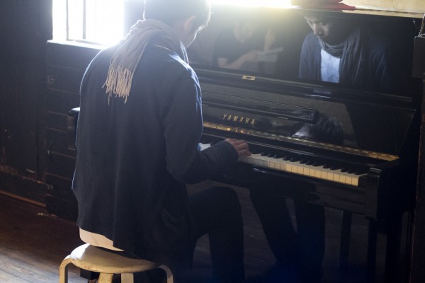 ピアノを弾く柴さん　撮影：大沢夏海