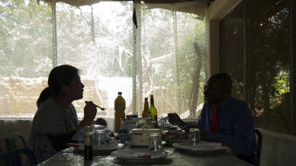 友政麻理子《お父さんと食事、ブルキナファソ》 2014 、映像